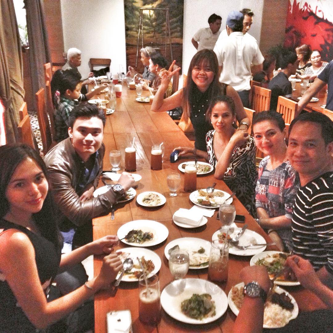 2 Cast of Doble Kara Thanksgiving Dinner.jpg