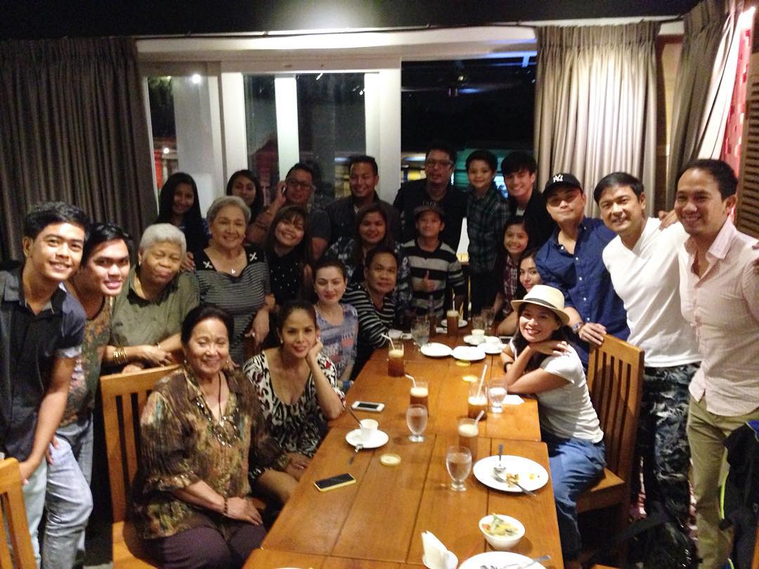 Cast and staff Doble Kara Thanksgiving Dinner.jpg