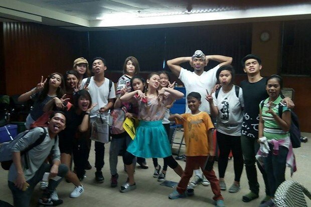 13-PSY-fanatics-nabisita-ang-KathNiel-sa-set-ng-Pangako-SaYo.jpg