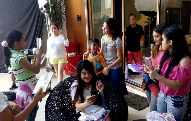 4-PSY-fanatics-nabisita-ang-KathNiel-sa-set-ng-Pangako-SaYo.jpg