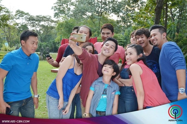 9-Pangako-Sayo-Cast-Christmas-Station-ID.jpg