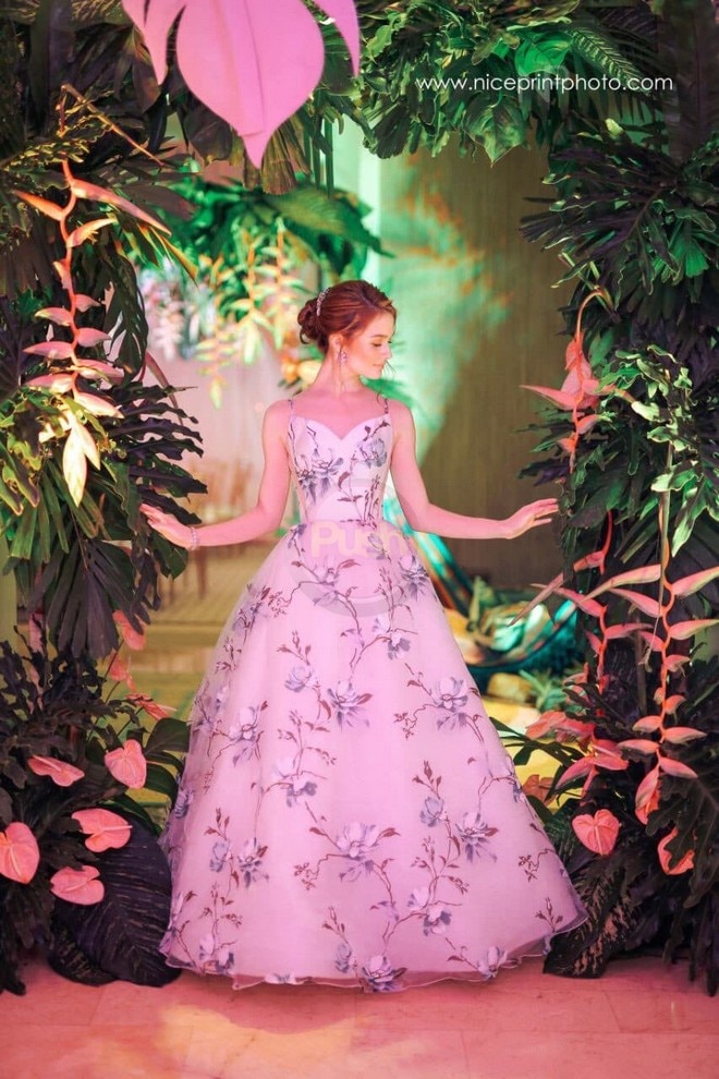 look kira balinger is a stunning debutante in her floral themed