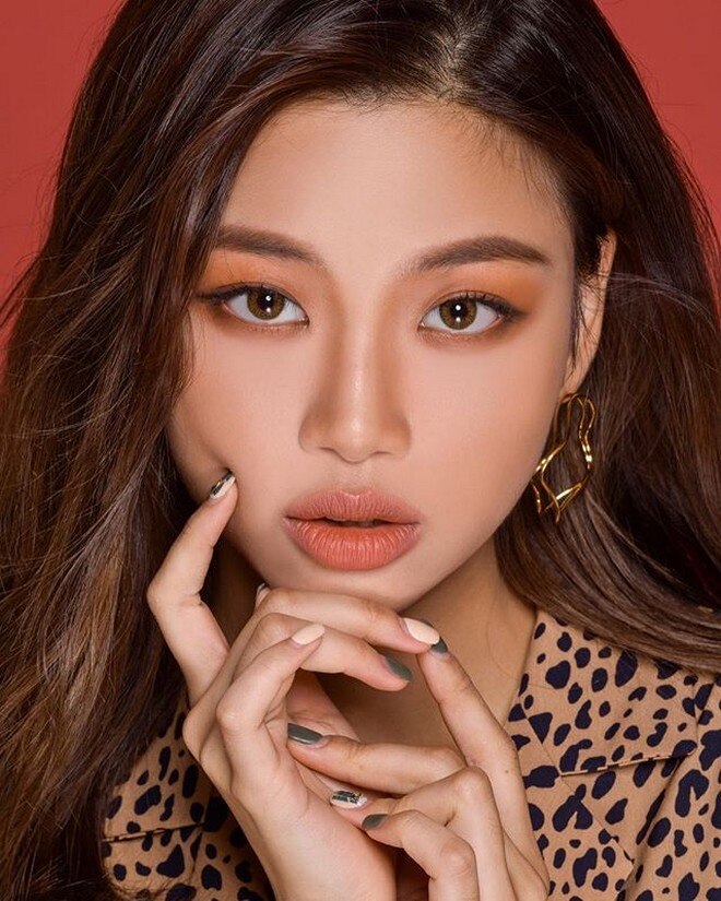 Are these photos of Maymay Entrata or Korean model Kim ...
