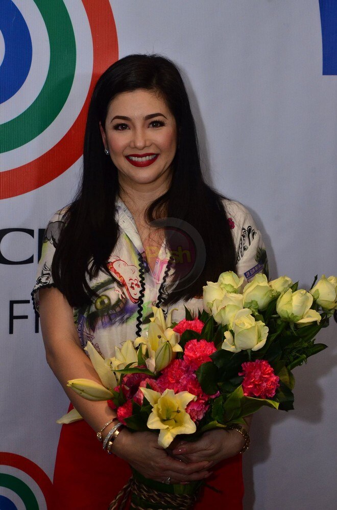 regine velasquez and ogie alcasid share a kiss at regines
