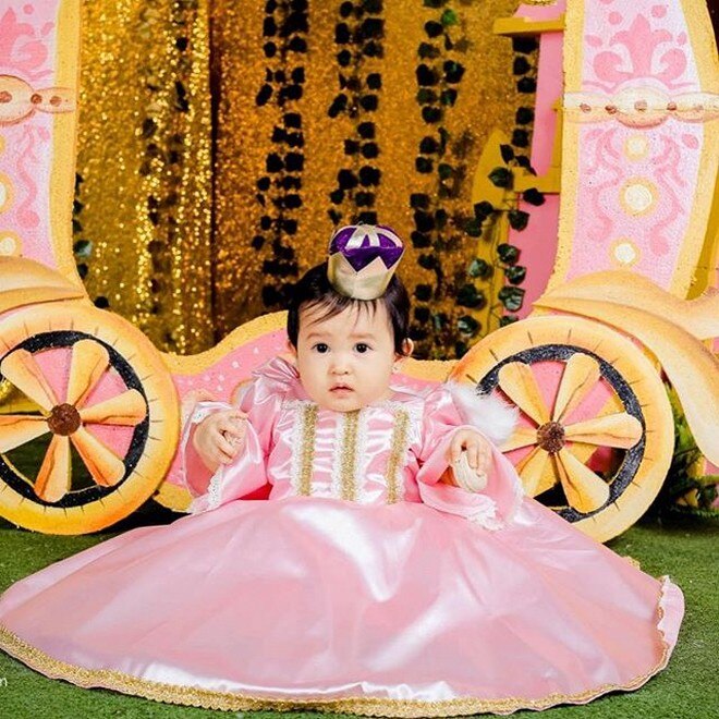 Get Wallpaper Look Camille Prats Daughter Nala Camilla Dresses Up As Princess For iPhone