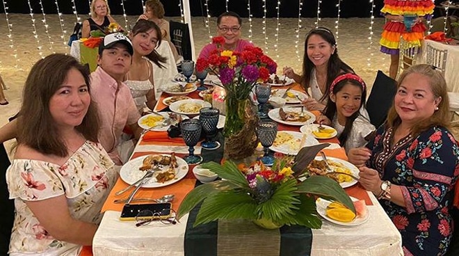 LOOK: Daniel Padilla joins family of Kathryn Bernardo for New Year’s Eve celebration
